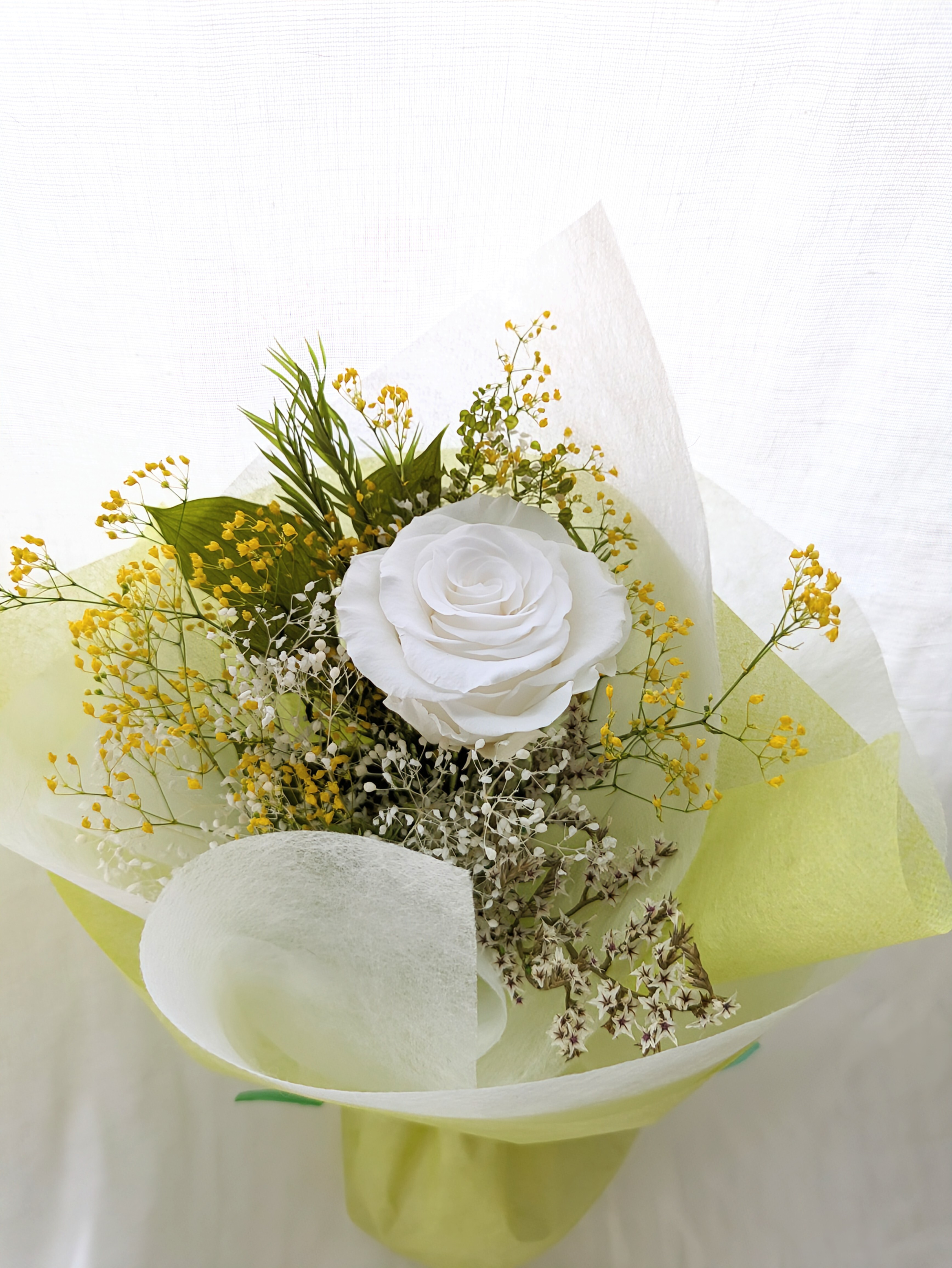 プリザーブドフラワー大輪の白の薔薇とかすみ草の花束（花束ラッピング