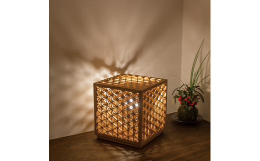 組子細工の空間照明「乱れ組子 （麻の葉）」《W210×H225×D210（mm