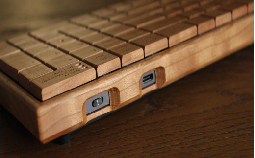 Hacoa】無機質なパソコン周りに温もりをプラスする木製キーボード