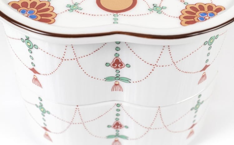 有田焼【其泉】花型お重箱 二段 賞美堂本店 - 佐賀県NPO支援｜ふるさと