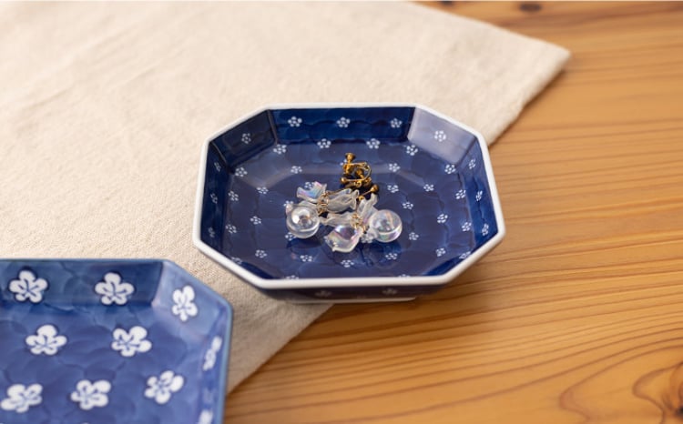 有田焼】銘々方皿[染付梅地紋]【源右衛門窯】 - 佐賀県NPO支援