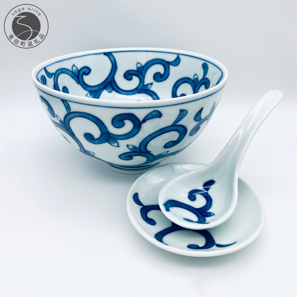 有田焼 飽きのこない唐草紋様の丼とレンゲのセット【しん窯 青花