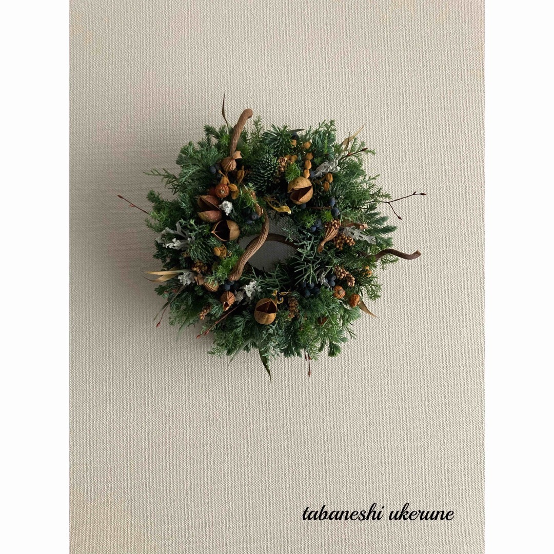 針葉樹が香る 桐の実やグレビレアを紡いだ真冬のクリスマス リース