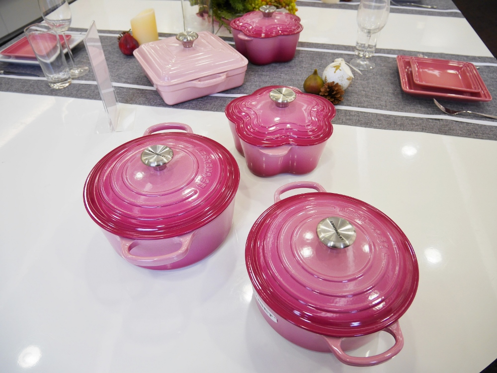 ル・クルーゼ待望の新色！鮮やかなBerry（ベリー）登場 - JJ