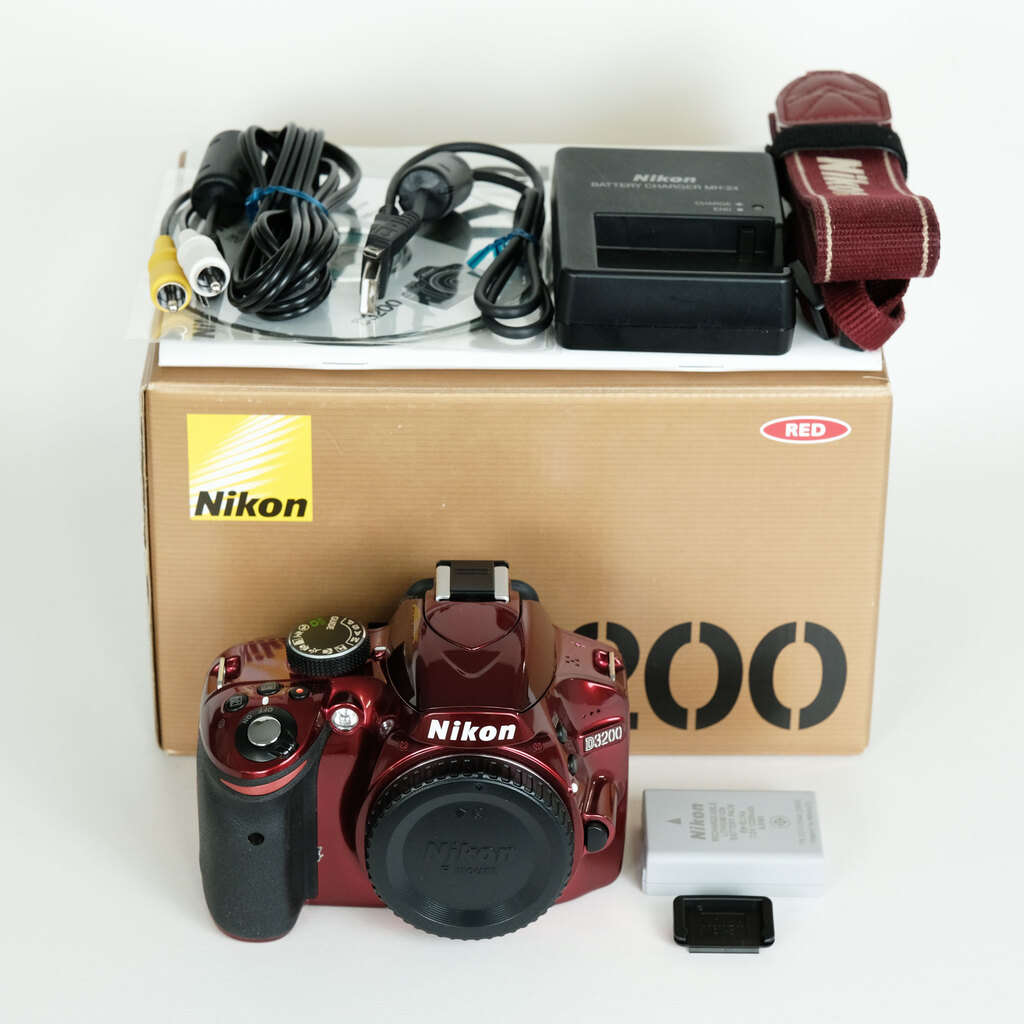 Nikon D3200ボディ レッドの出品 | ONE SCENE（ワンシーン）