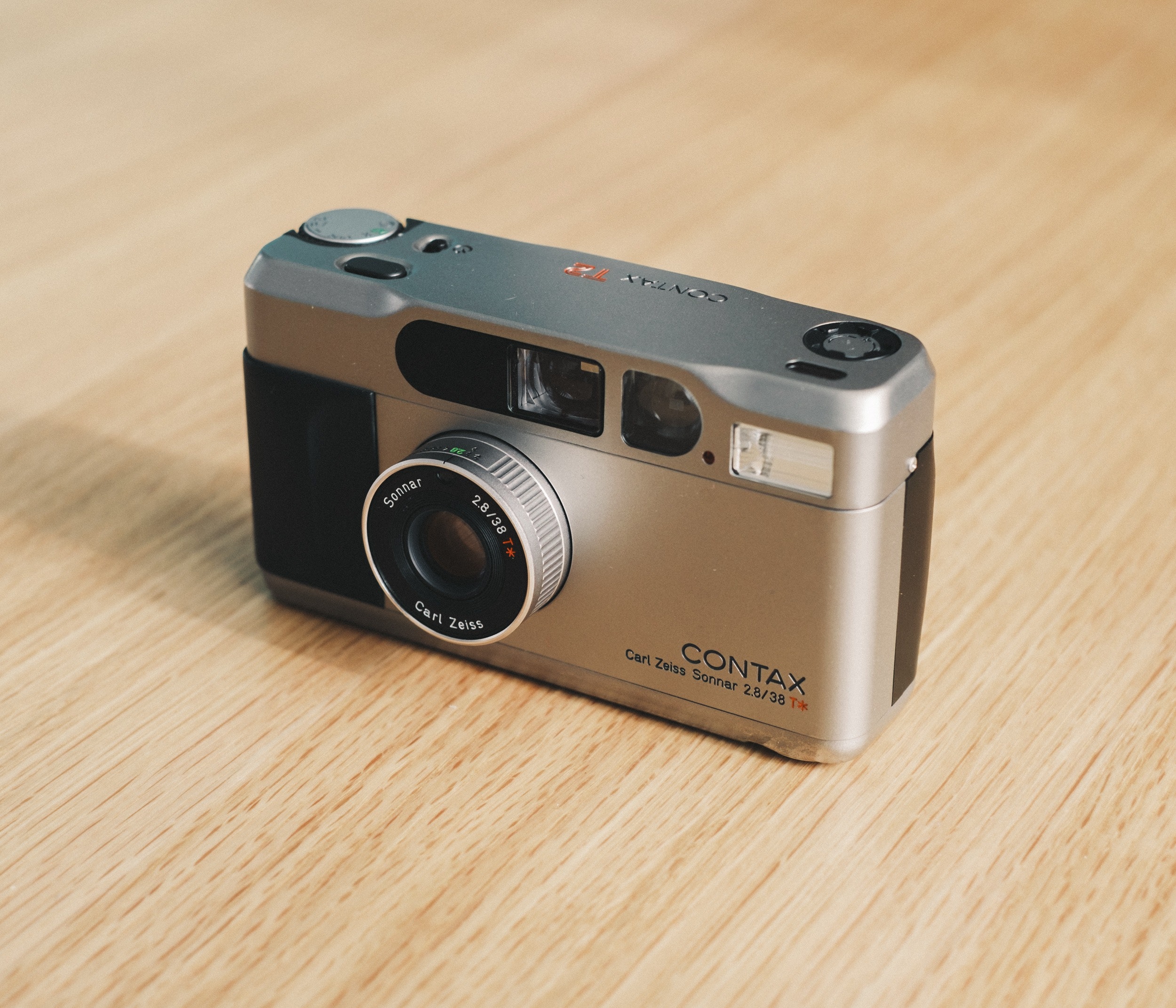 CONTAX T2を徹底解説。作例から中古価格・使い方まで | ONE SCENE