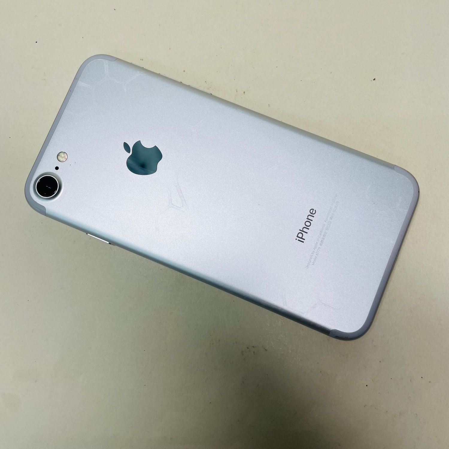 ムスビー｜Iphone 7 128GB SIMフリー バッテリー100% 77485【iPhone7