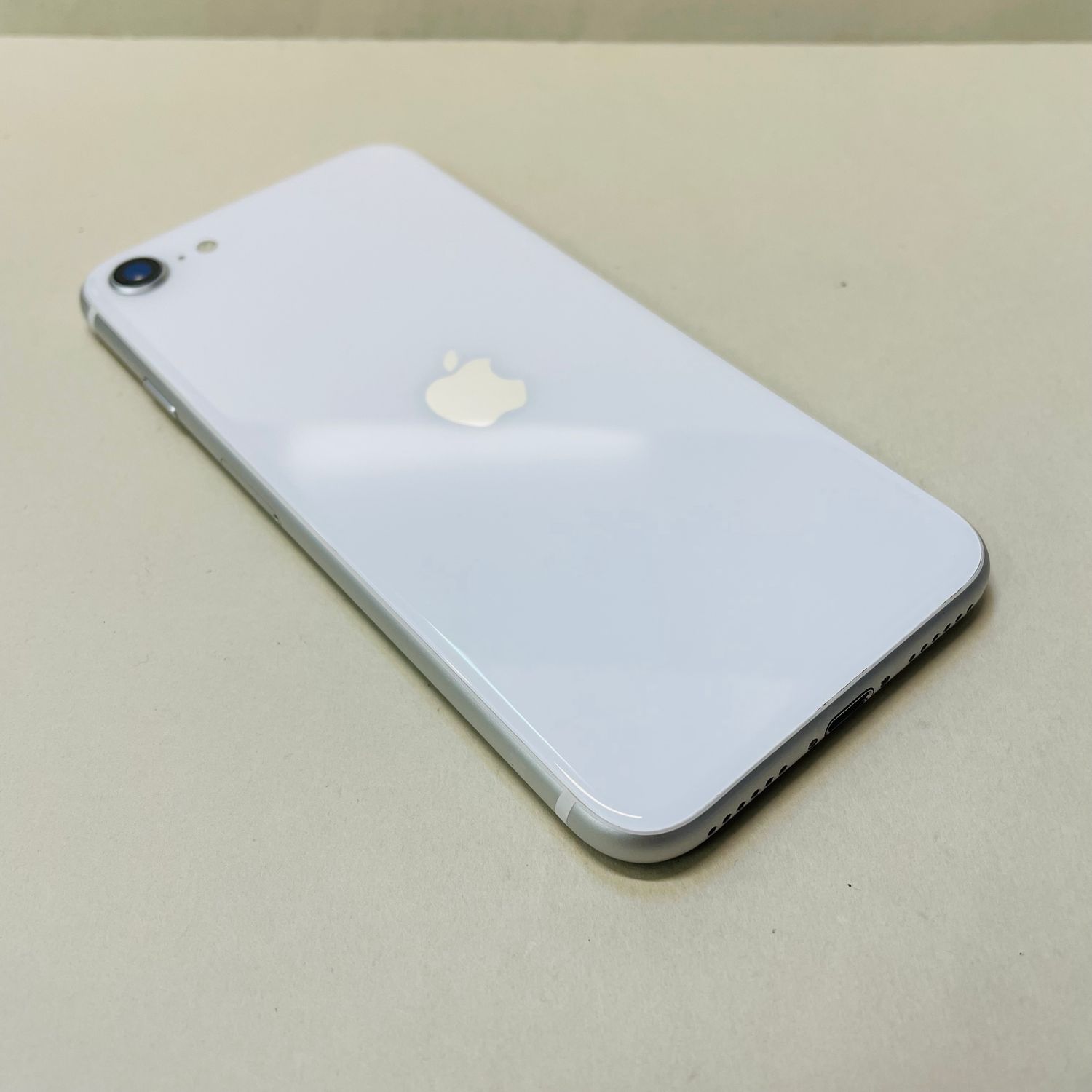 ムスビー｜[AT Shop Otsuka]iphone SE2 64GB SIMフリ－666バッテリー