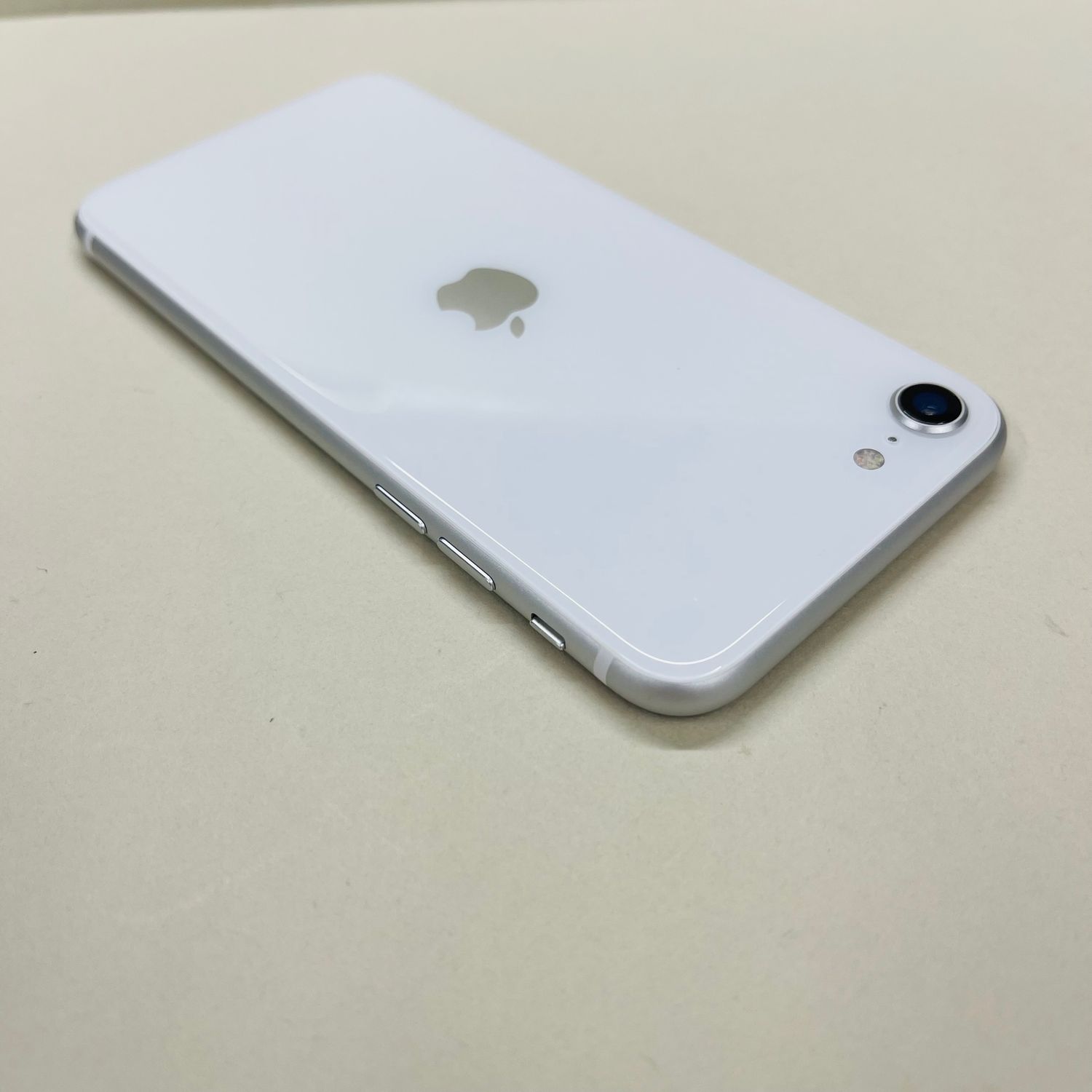 ムスビー｜[AT Shop Otsuka]美品 iphone SE第二世代 64GB SIMフリ