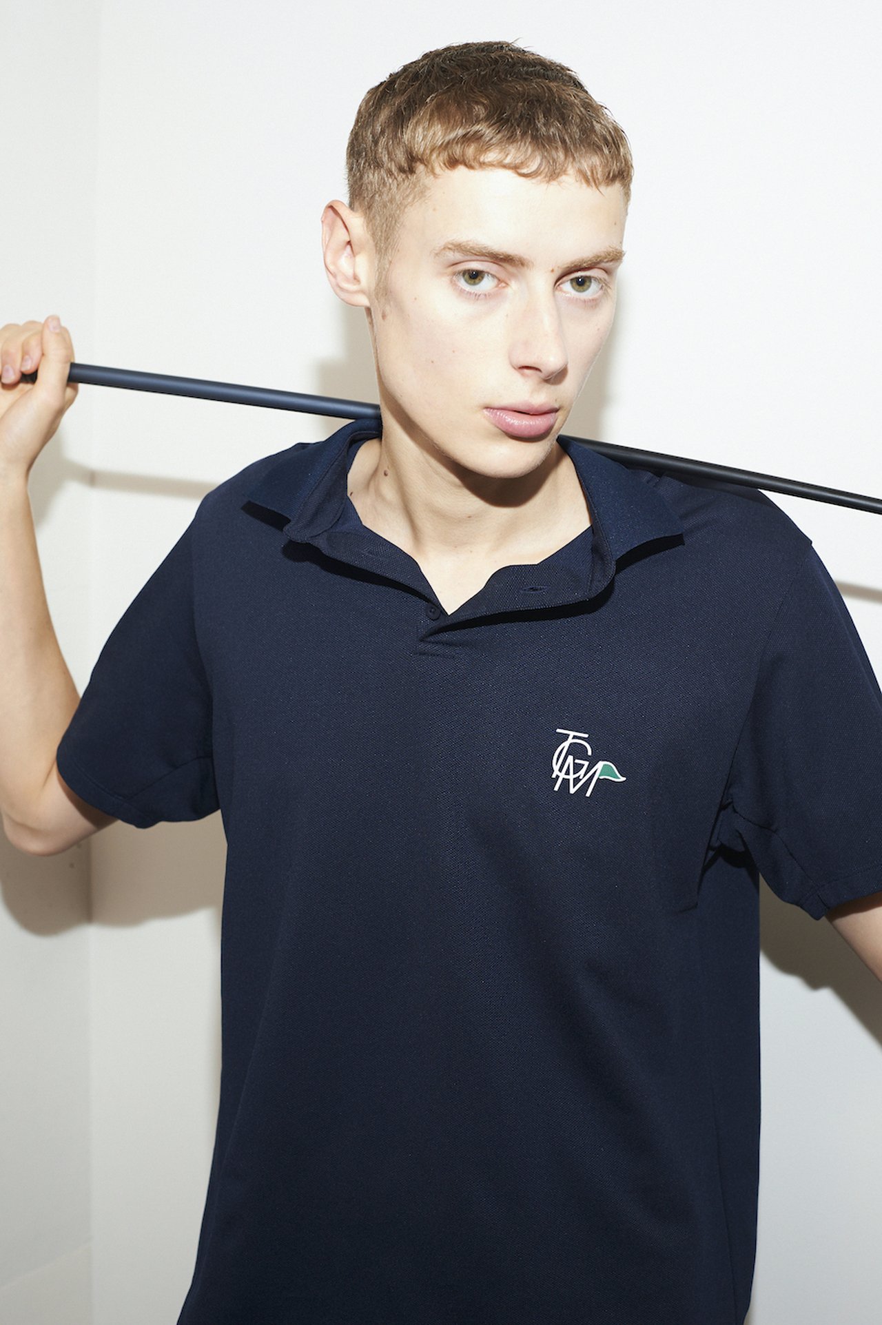 おしゃれな大人のゴルフウェア】白とネイビーを基調にした