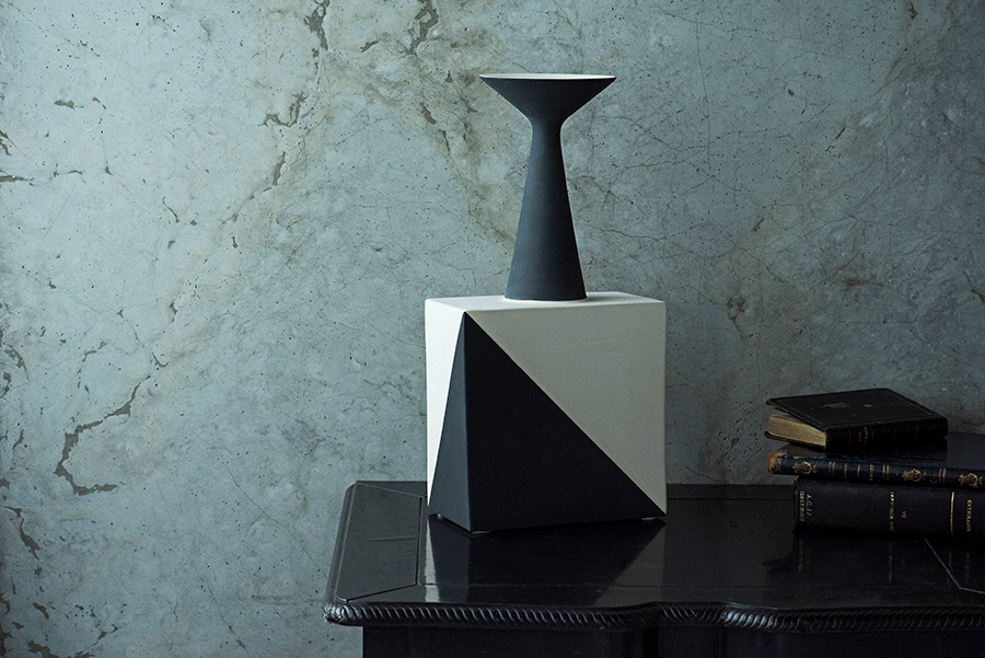 セラミックミレージのフラワーベース花器の放つ静かな力強さに感動