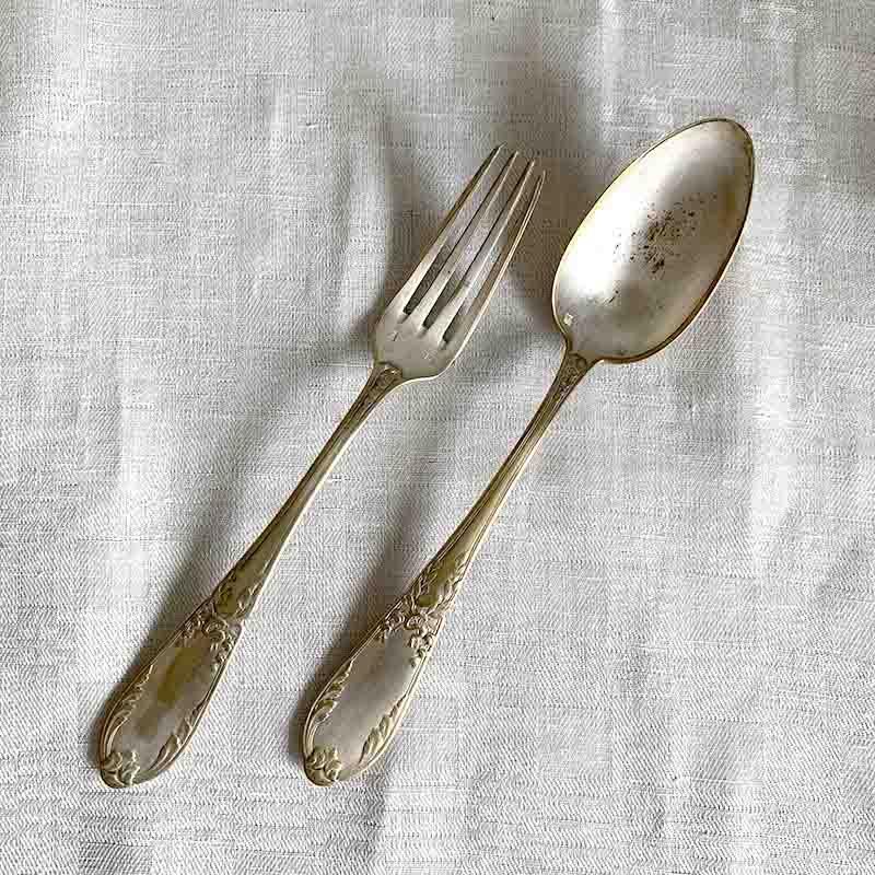 使い込まれたシルバープレートスプーン・フォークセット