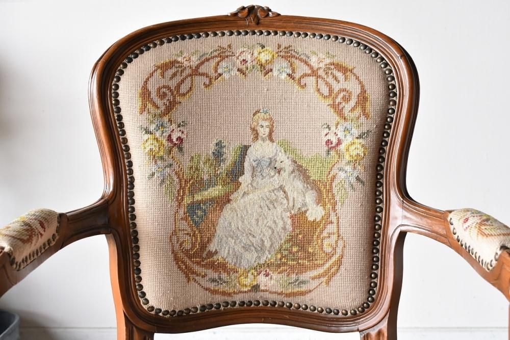 英国製1920年代 プチポワンのアームチェア 優雅な装飾