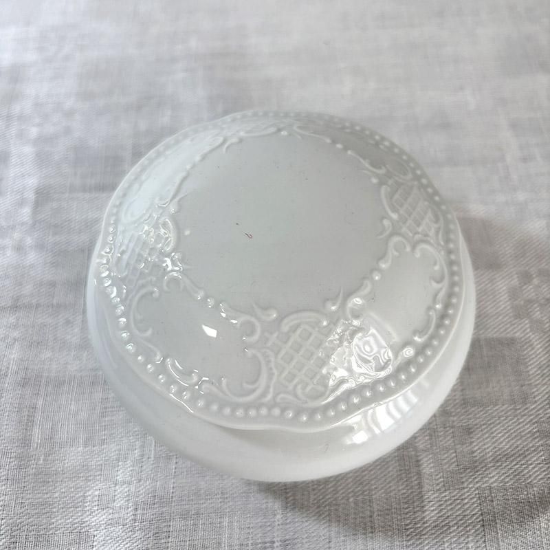 リモージュ製ボンボニエール 白無地の陶器小物入れ