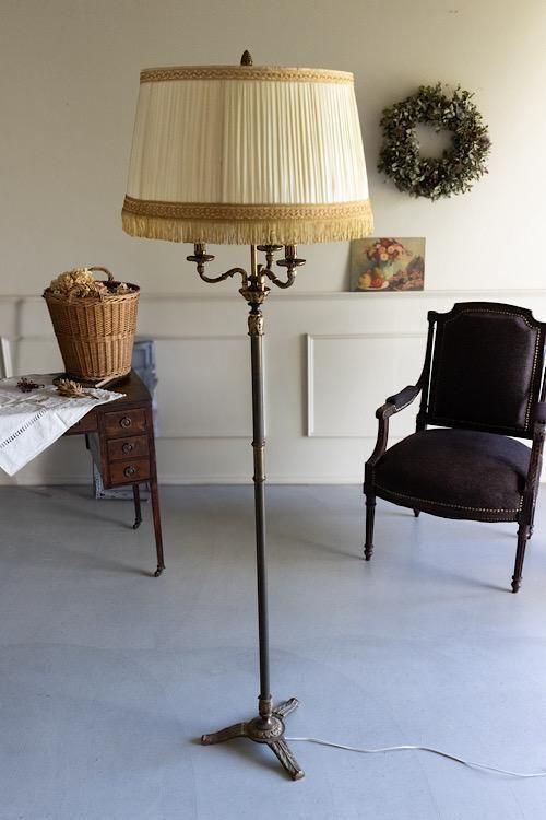 フランス製アンティーク、風格あるフロアランプ