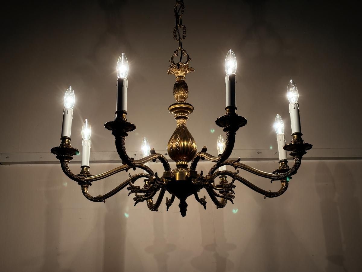 広い空間を華やかに彩る、至高のひとときを演出してくれる8灯