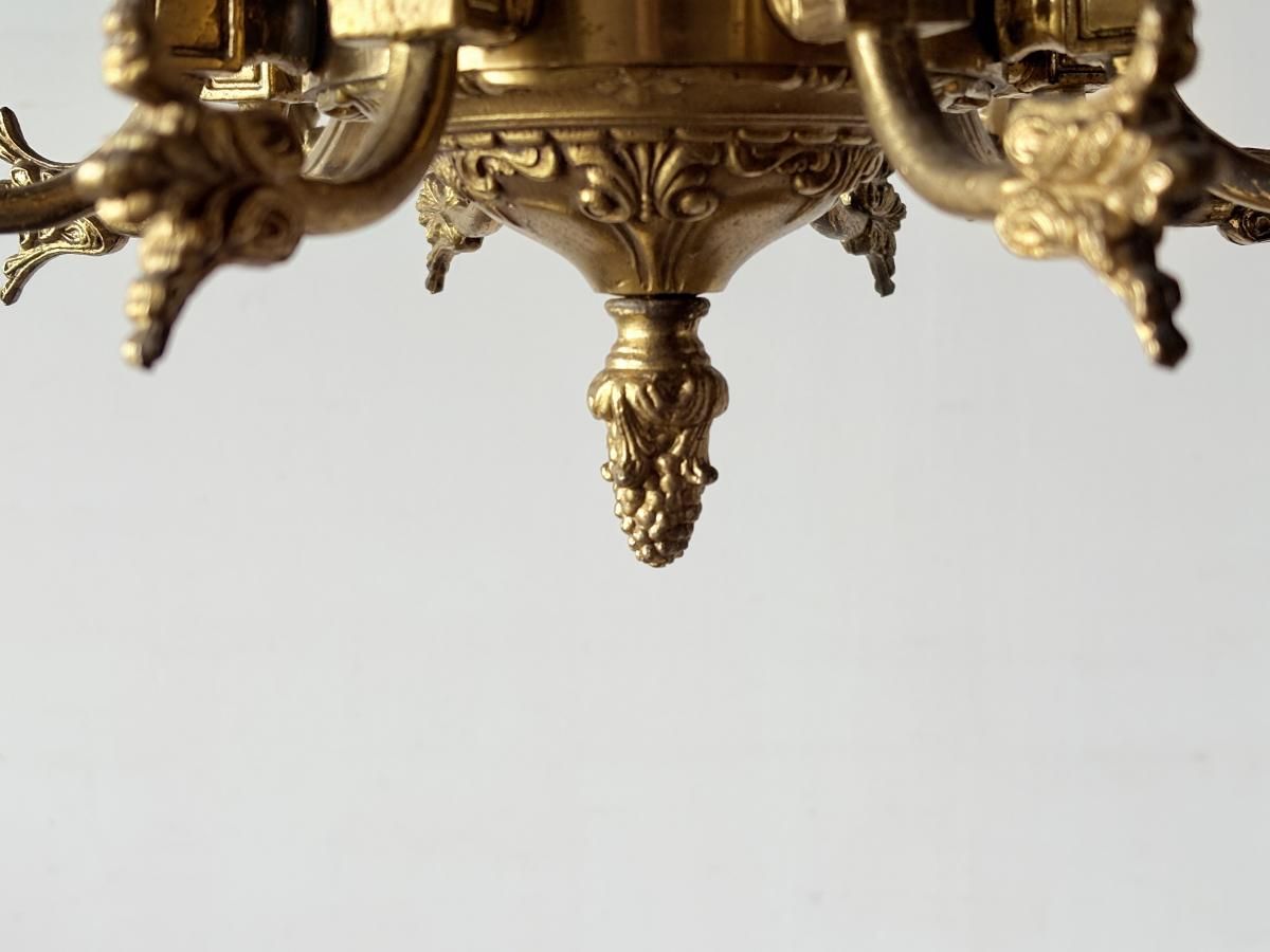 広い空間を華やかに彩る、至高のひとときを演出してくれる8灯