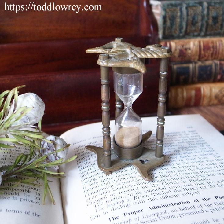 三脚巴が護る時間の砂/ Antique Brass Hourglass from Isle of Man