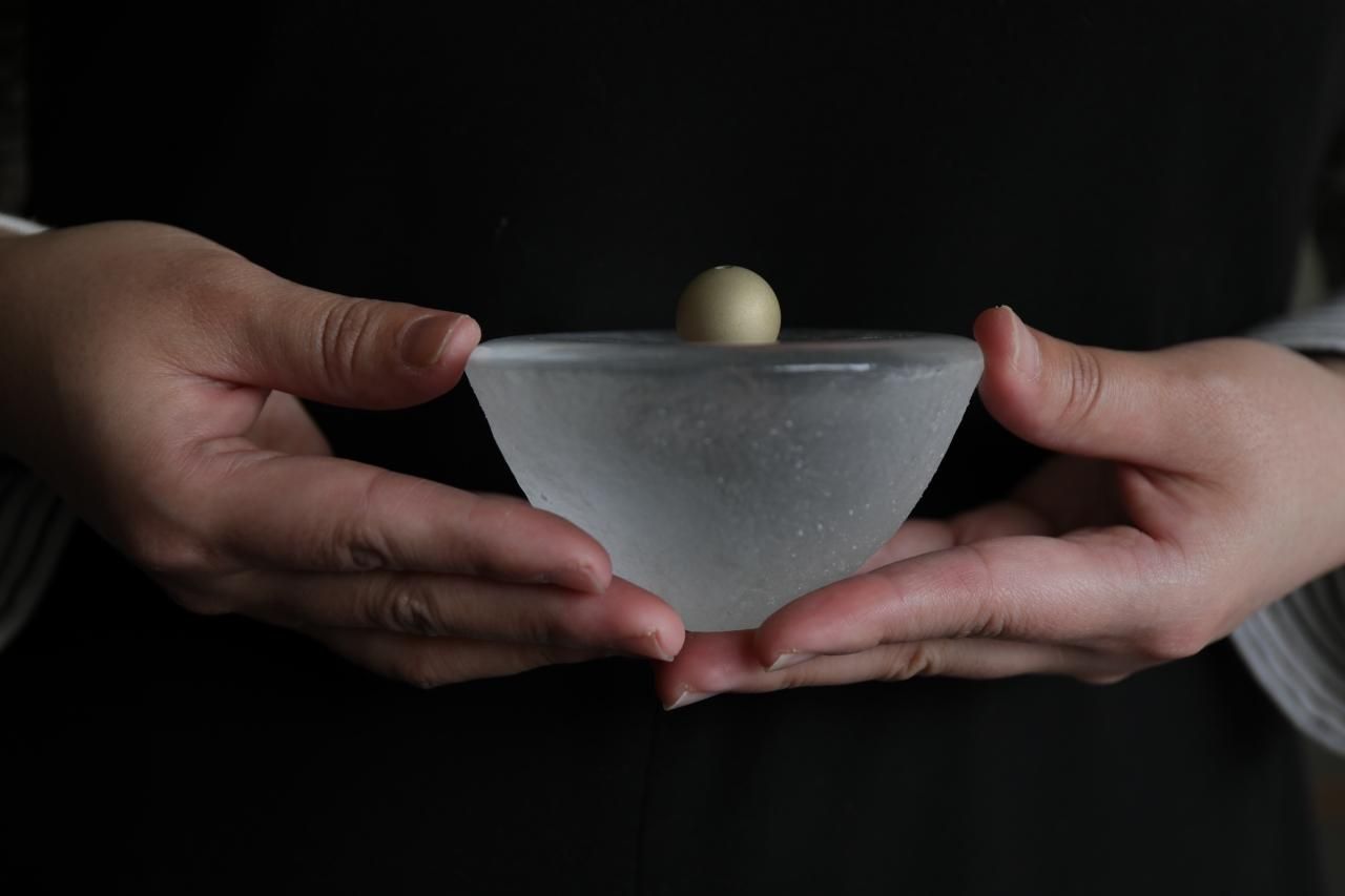 荒川尚也 ガラスの池（金の香立付き） - queen and the chair