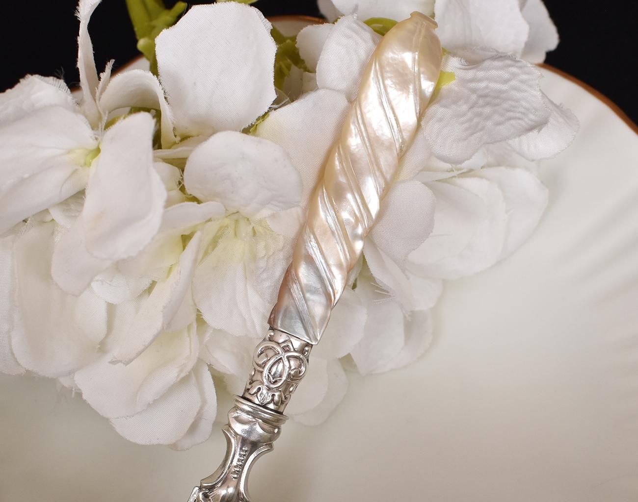 英国アンティーク銀器【純銀】1858年 白蝶貝ハンドルのバターナイフ