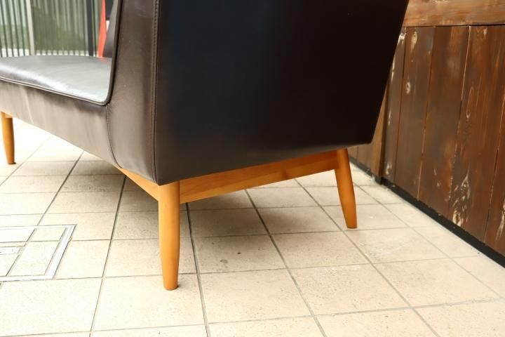 unico(ウニコ)のWYTHE(ワイス)シリーズの2人掛けベンチソファー/アーム