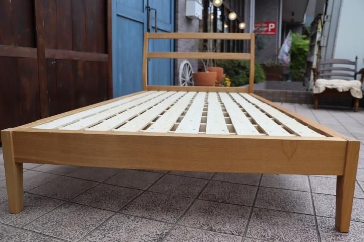 人気の無印良品(MUJI)のタモ材 シングルベッドフレームです。スッキリ