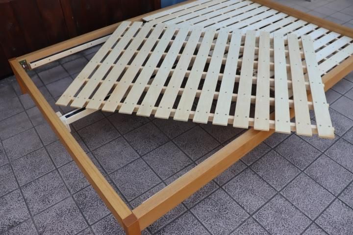 人気の無印良品(MUJI)のタモ材 ダブルベッドフレームです。スッキリと