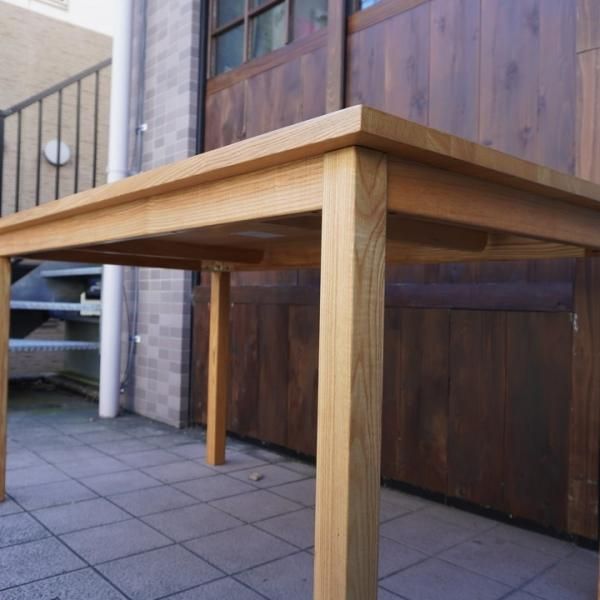 無印良品(MUJI)の希少なタモ材 ダイニングテーブル 140cmです