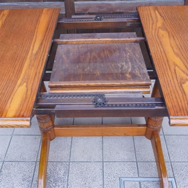 Shin Lee（シンリー）の伸長式ダイニングテーブルです。アンティーク調