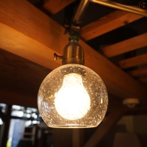 泡入りガラスがレトロな4連スポットライトです。ブルックリンスタイル