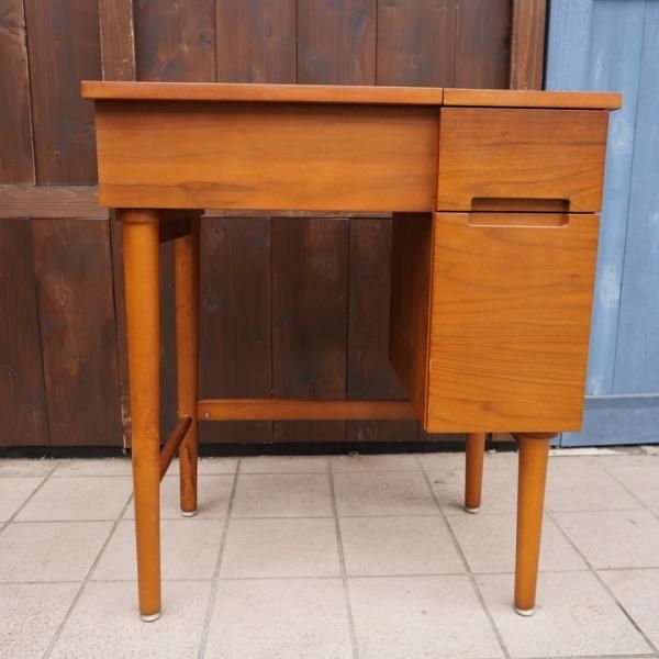 レトロなデザインのemo.(エモ)シリーズのドレッサー&スツール