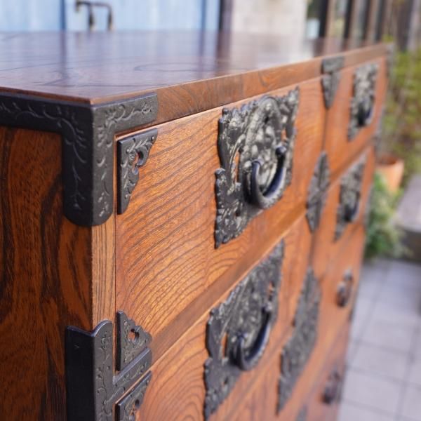 岩手の伝統工芸家具、岩谷堂箪笥 欅材を使用した漆塗り5段・7杯