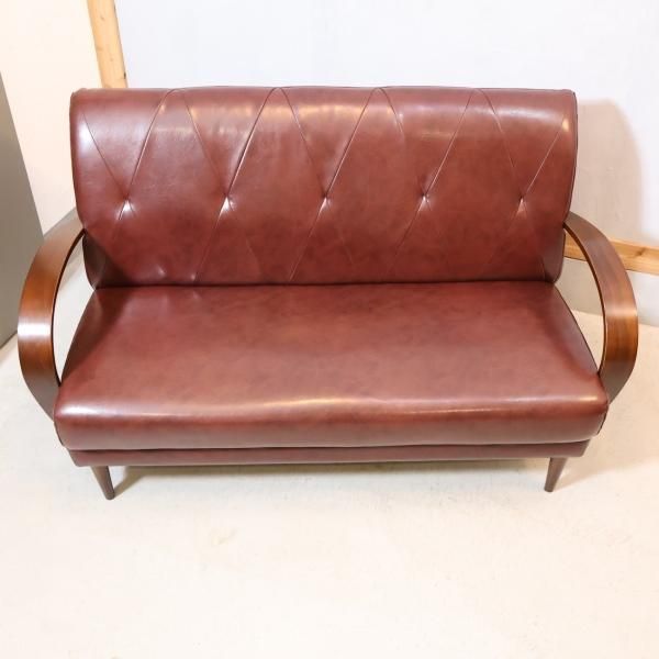 B-COMPANY(ビーカンパニー)のクールベ 2人掛けソファ。ダイヤステッチ