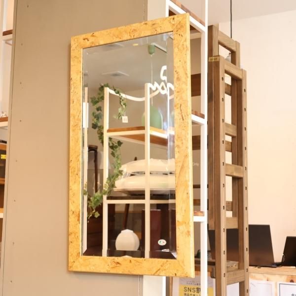 イタリア Demain(ドマン)の高級感漂うウォールミラーです