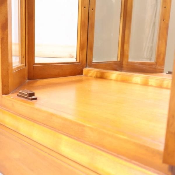 横浜ダニエル(Daniel)の樺桜材を使用したクラシックなキュリオケース A