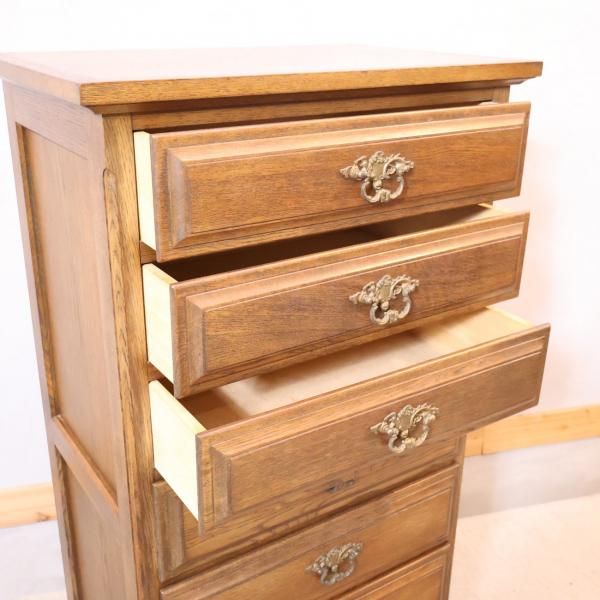 karimoku(カリモク家具)のオーク材 7段チェスト。アンティーク調の