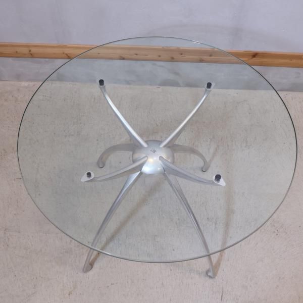 ADAL(アダル) のLink(リンク) ダイニングテーブルLA-90G。円形のガラス