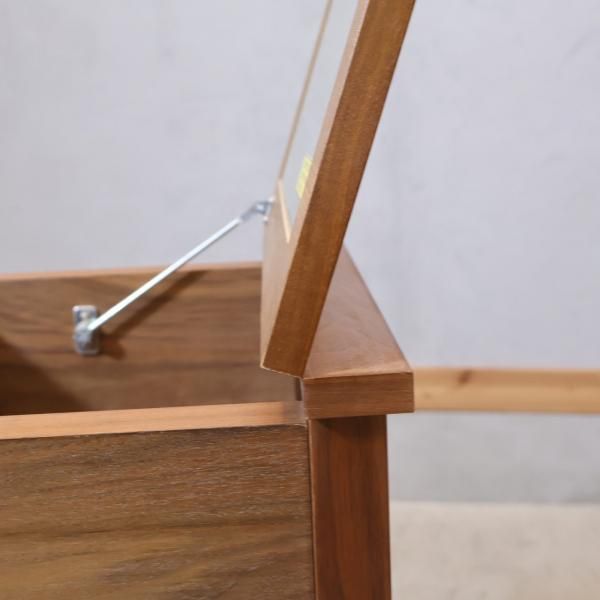 ウォールナット材を使用した無印良品(MUJI)のドレッサーです