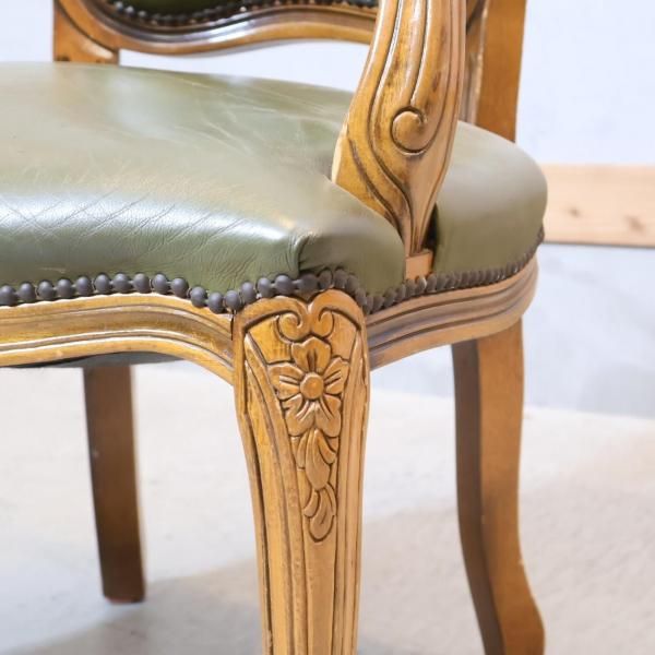 クラシカルなダイニングチェアです。グリーンのシックな色合いと