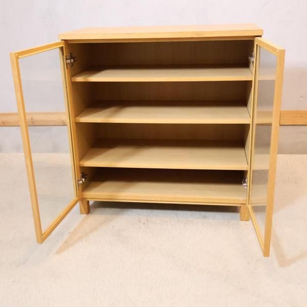 人気の無印良品(MUJI)のオーク材 キャビネット・ガラス扉です