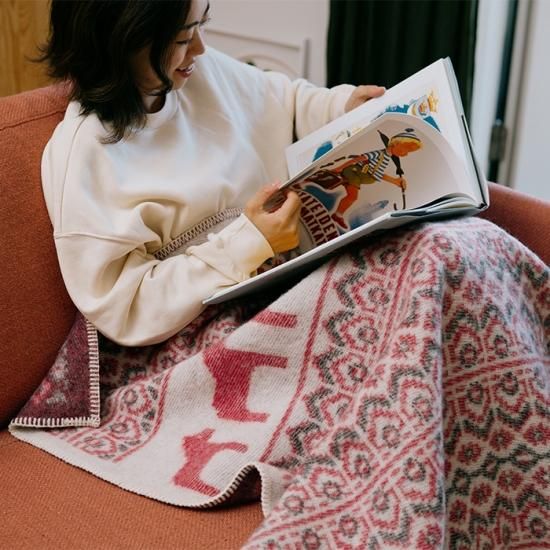 極細メリノウールを編み上げた、軽くて温かいスローケット/ひざ掛け