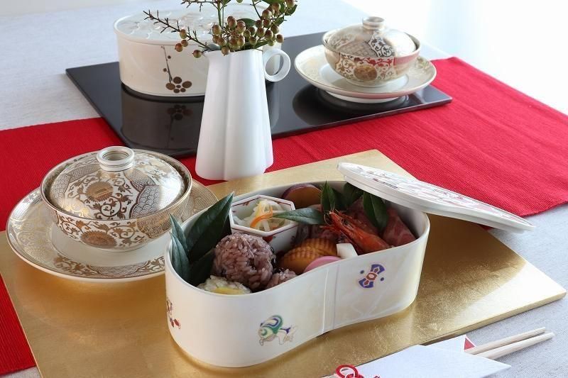 徳幸窯 錦クリーム釉金彩菊華紋4寸蓋物(5.5寸皿付)