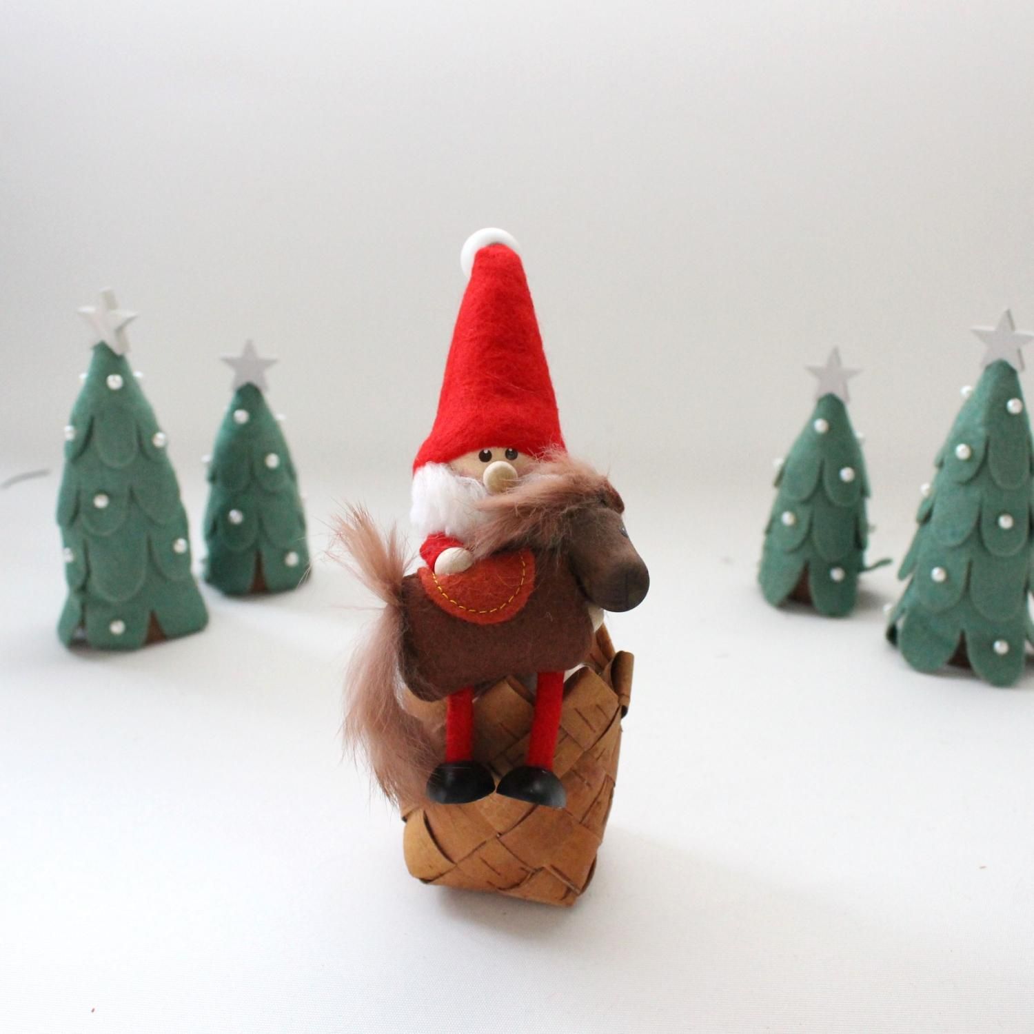 2025年限定】幸せを運ぶ妖精 ノルディカニッセ（馬を抱えたサンタ