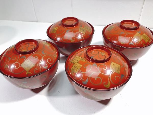 伝統的朱塗り蒔絵椀 ごく僅かなスレあり