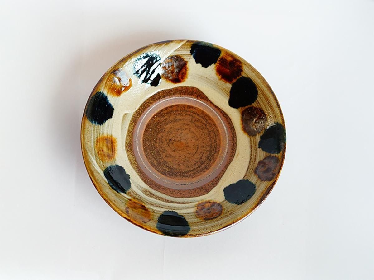 やちむん工房 田村窯の7寸皿 刷毛目 点打 呉須・飴 | うつわと灯り