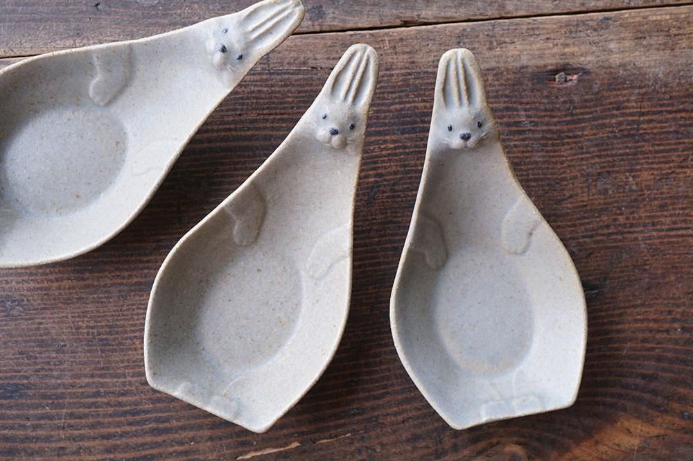 ヨ6 子ウサギのおしゃもじ皿 - 益子焼の小さな窯元「よしざわ窯