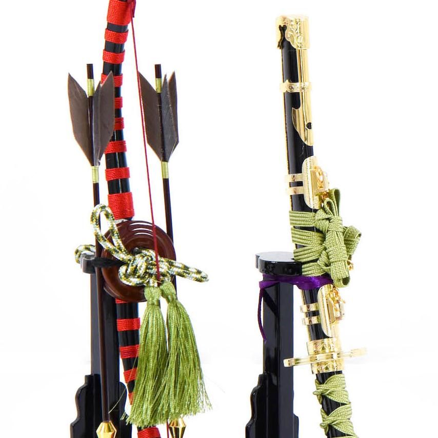 88年（出品時82年）前の5月人形の一つ神武天皇刀、弓矢、かがり火