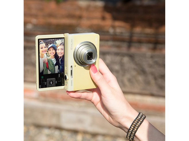 カシオ、自撮り画像を判別してスマホに自動送信する「EXILIM EX-ZR70