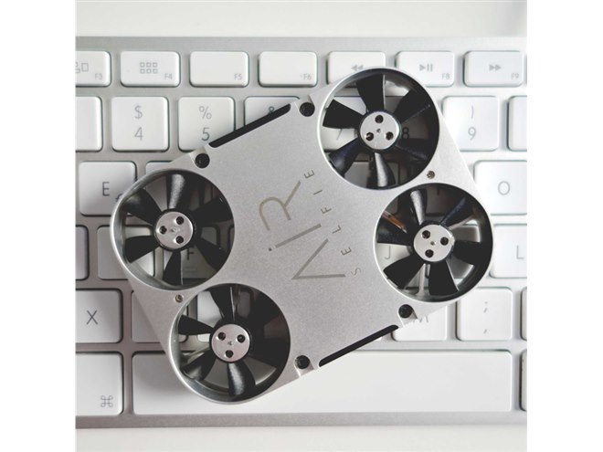 スマホと一体化、ポケットサイズの空飛ぶセルフィーカメラ「AirSelfie