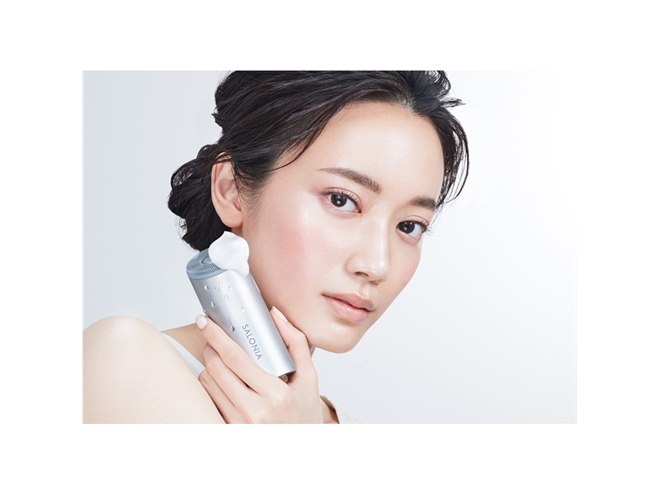 泡と音波振動で“こすらない”洗顔「イオンフェイシャルブラシ」が本日7